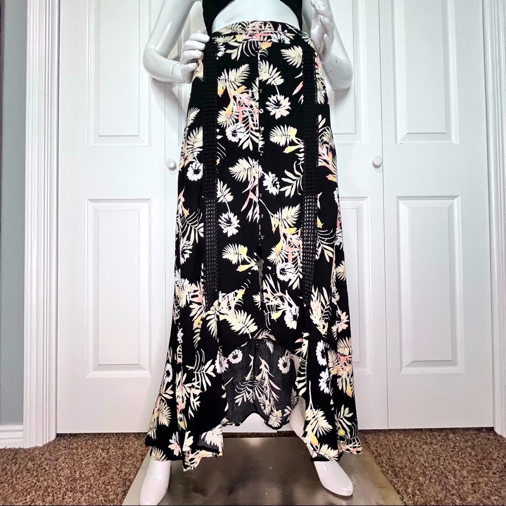 ***💲BOGO💲*** Tapered length skirt with middle slit